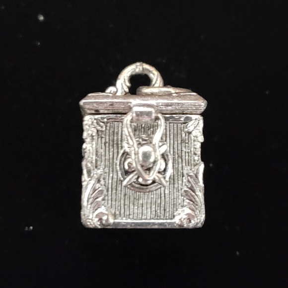 Beaucoup Designs Aimez Treasure Box Charm - Picture 1 of 4